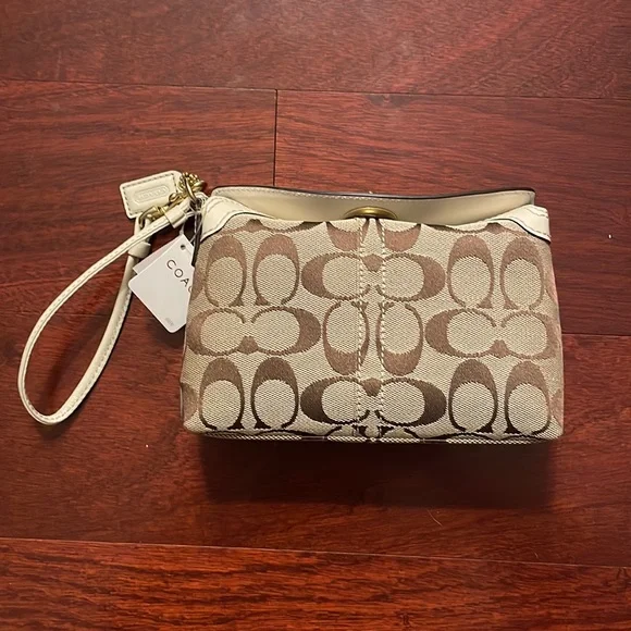 Coach Hamptons Signature Tote Capacity Wristlet NWT - Picture 4 of 4